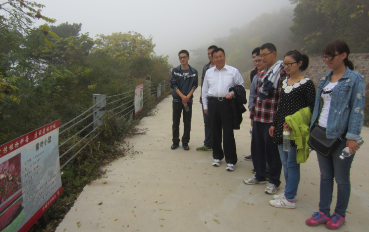 爬山活动中刘所长讲解.jpg 爬山活动中刘所长讲解.jpg