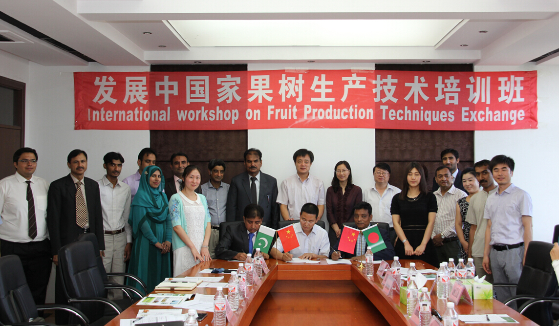 果树所国际培训班2015照片四.jpg 果树所国际培训班2015照片四.jpg